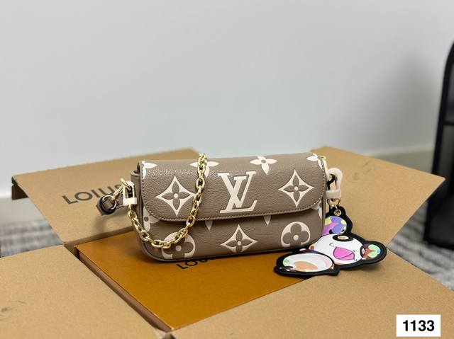 配盒 Size:22*12Cm L家 Ivy Woc 实物奶呼呼滴~超级适合夏天 双链条设计的麻将包 可斜挎可单肩可手提 内置卡槽 可爱好用! 配盒 Size:22*12Cm L家 Ivy Woc 实物奶呼呼滴~超级适合夏天 双链条设计的麻将包 可斜挎可单肩可手提 内置卡槽 可爱好用!