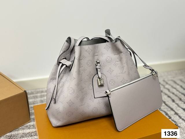 配折叠盒子 Lv必买包款 Lv托特包为数不多越看越耐看的包包 拥有超精细打孔的镂空感喜欢高级 不易撞款 柔软细腻 轻便 易打理包包的女生，此款比入手 尺寸：33