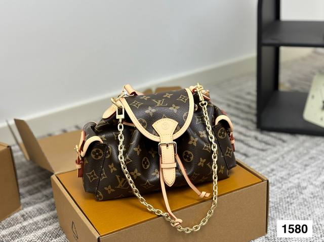 配飞机盒折叠盒子 Lv2025秋冬系列巴黎时装周--这一季的Louis Vuitton真的让人心动，既有秀场上的艺术感，又有日常实穿的单品，完全满足了不同场合的