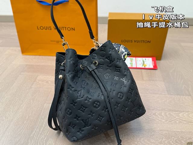 飞机盒牛皮 Lv抽绳手提水桶包 香槟桶质感很高级 日常出街背它回头率百分百 就是这种随性慵懒感 尺寸25 25