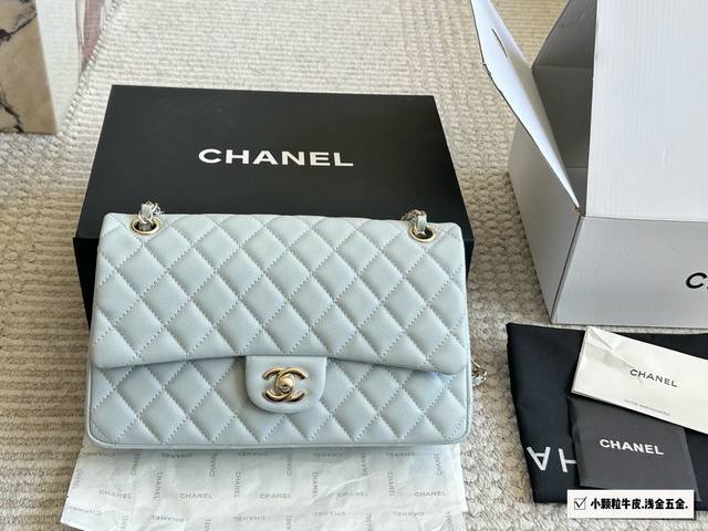 配全套包装 小颗粒牛皮 Size：25Cm 小香家 Cf我们一直很用心在做 秒杀其他市面上的货 升级版 很舒服的一种！ 不管您是谁 稳稳Hold住哦