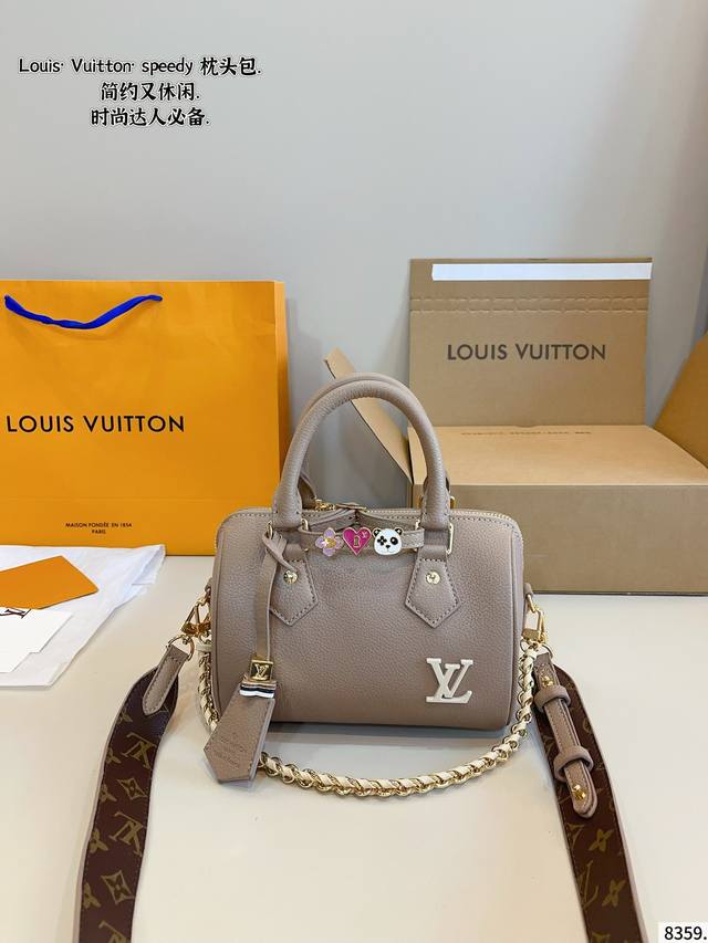 配礼盒. Lv Speedy 新款枕头包 这款Retiro 手袋以标志性的Lv老花面料制成,搭配奢华的变色牛皮饰边,经典永恒。优雅低调的外形设计和宽敞的包 全包 配礼盒. Lv Speedy 新款枕头包 这款Retiro 手袋以标志性的Lv老花面料制成,搭配奢华的变色牛皮饰边,经典永恒。优雅低调的外形设计和宽敞的包 全包