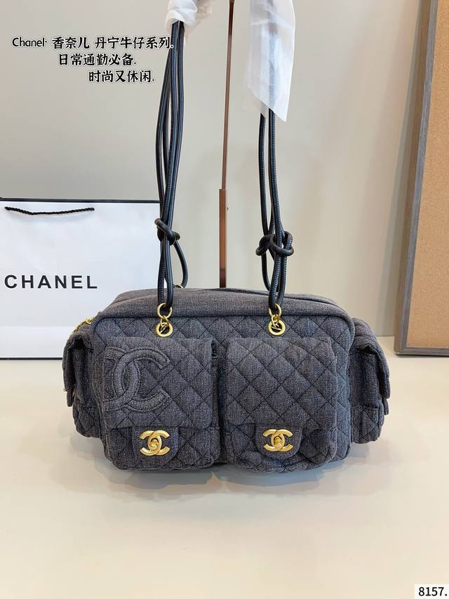 香奈儿 康鹏牛仔机车包 Chanel 灰色牛仔多口袋菱格纹双肩 出行必备，多口袋实用性超强，牛仔耐磨耐造。上身造型感极强，百搭实用又好看，简直找不到什 么缺点的