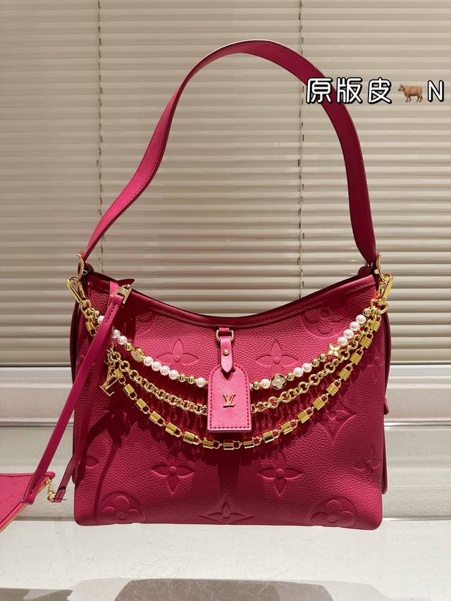 Lv热门门断货王 新宠儿#Carryall Lv新款Carryall镂空这款包据说要逐渐替代Neverfull了全包皮质设计，暗花纹Logo低调但又精致，比起老