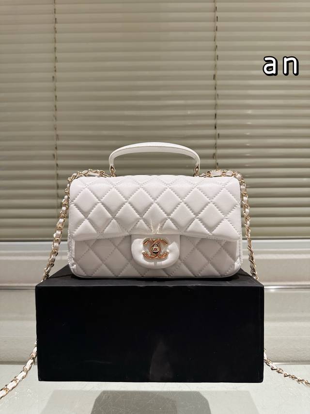 Chanel带手柄Mini Cf Chanel新出的款，带手柄的Minicf,羊皮是Mini Cf, 多了个手柄真的觉得完美，除了斜挎和单肩背，多了个手提背法，