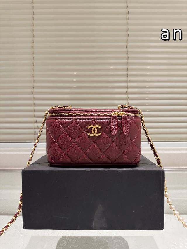 珍珠链条 Size：20Cm 跑量品质 配包装 小香家 Chanel香奈儿新品口红包 化妆小盒子 出街打开能补妆 关上能拗造型