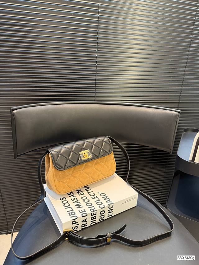 Chanel25A麂皮翻盖包. 可可爱爱的一只 一眼心动 很轻便 可以装下16Plus 肩带是小羊皮很柔软 Vintage感拉满 尺寸 18 9 货号 5130