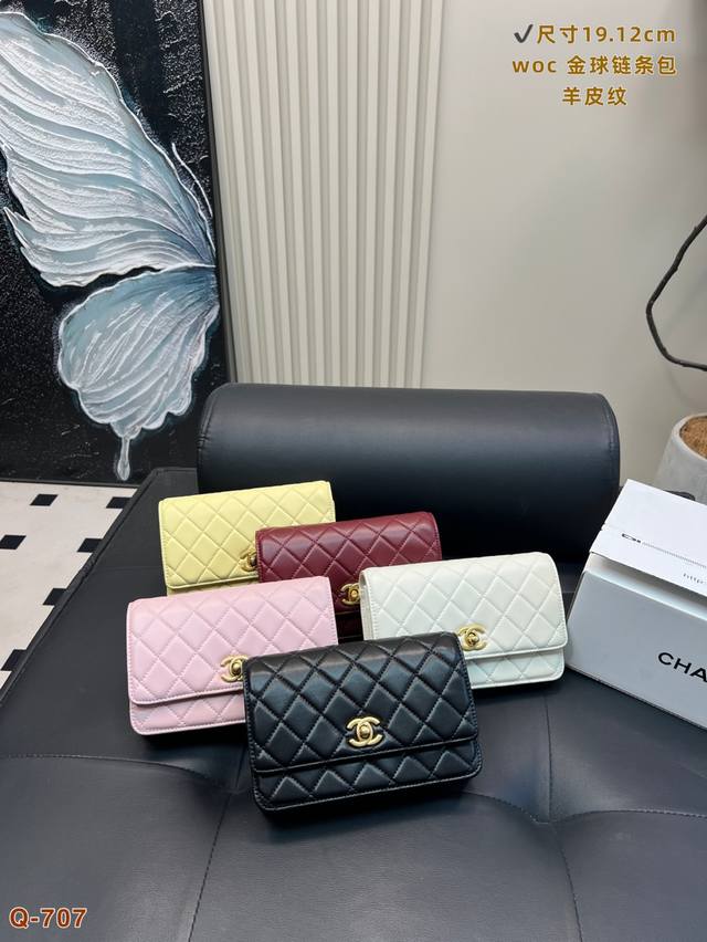 配全套礼盒 香奈儿Chanel金球Woc才是仙女的标配每个温柔的仙女代表色金球款可以调节链条长短，适合我们娇小玲珑的小女生~ 容量方面也是非常奈斯 手机、纸巾、