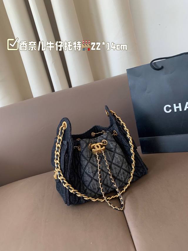 小号 香奈儿牛仔托特包 时尚感十足,实用性也毫不逊色 无论是逛街、学会还是工作,都能成为你的最佳搭档 尺寸22*14 小号 香奈儿牛仔托特包 时尚感十足,实用性也毫不逊色 无论是逛街、学会还是工作,都能成为你的最佳搭档 尺寸22*14