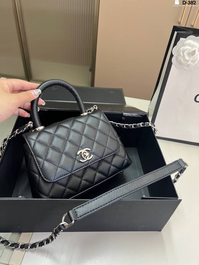 Chanel香奈儿 Kelly凯莉小废包 超火爆时尚单让你无论是夏天还是冬天都能背上它出门 随便凹造型都是美美哒的街拍 酷到爆炸D-382尺寸19×12折叠盒