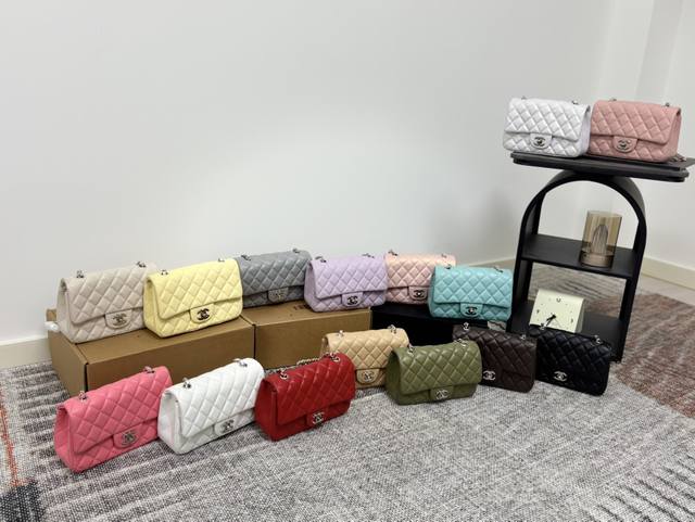 配墨镜50 配折叠盒子Chanel 香奈儿Cf包 超火爆时尚单品 高版本 做工精细 进口五金 让你无论是夏天还是冬天都能背上它出门 是不是性价比超级高 随便凹造