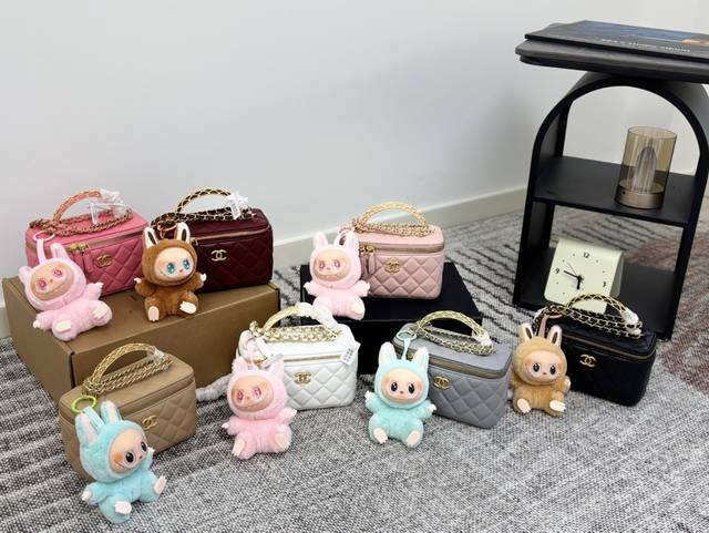 配礼盒 送挂件颜色随机 Chanel 新品 高级手柄 盒子包 化妆包 小箱子 最近的盒子包系列真的好火，小盒子当然是异常可爱啦。尺寸 18Cm