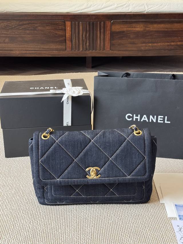 原版布 Chanel 这款包结合了小香一切经典元素，菱格、皮链、双C标志 26C牛仔布丹宁、 简直太惊艳啦，丹宁元素在新一季依然势头强劲丹宁布，也就是我们常说的
