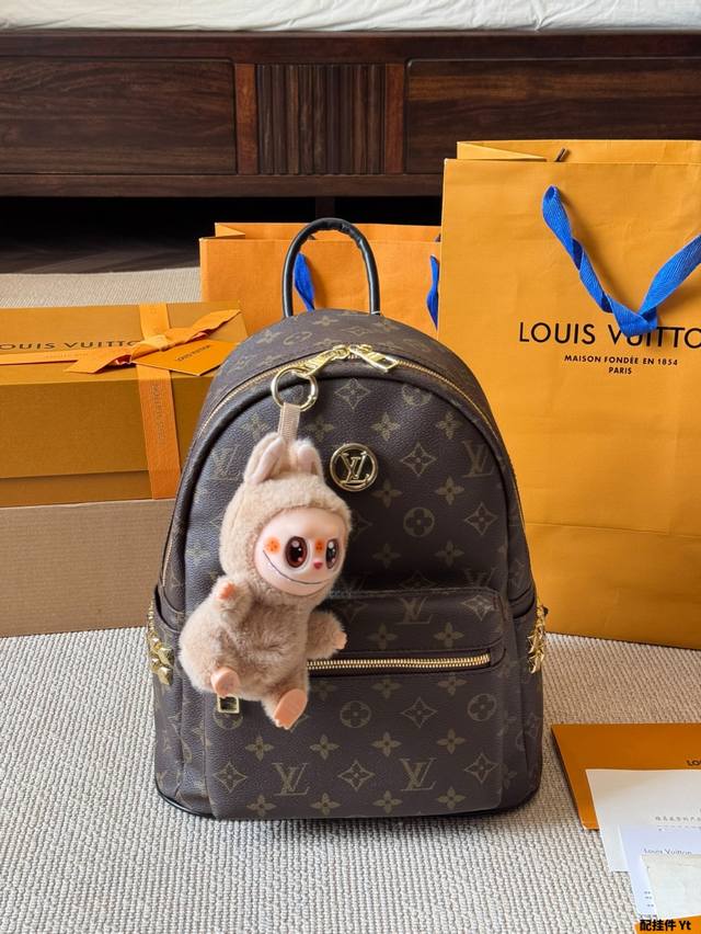 Lv小书包经典老花百看不腻 上身超可爱 一包多用 可单肩可斜挎双肩 各种风格随意切换 尺寸 35 30Cm