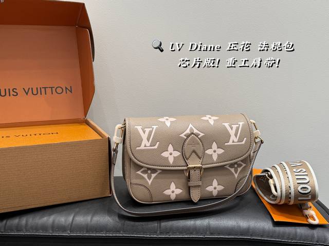 全套礼盒包装 带芯片版! 尺寸25.15Cm Lv 压花 Diane腋下 法棍包 魅力无限 释放你的时尚态度 外形独特,有很多可爱的颜色可选,简直是不可错过的时 全套礼盒包装 带芯片版! 尺寸25.15Cm Lv 压花 Diane腋下 法棍包 魅力无限 释放你的时尚态度 外形独特,有很多可爱的颜色可选,简直是不可错过的时