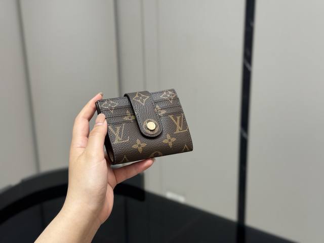 配盒 尺寸：11*8Cm Lv 卡包！！ Mini尺寸的包包大行其道， 所以超小更加实用， 小而强大， 拿到手里就会爱上！！
