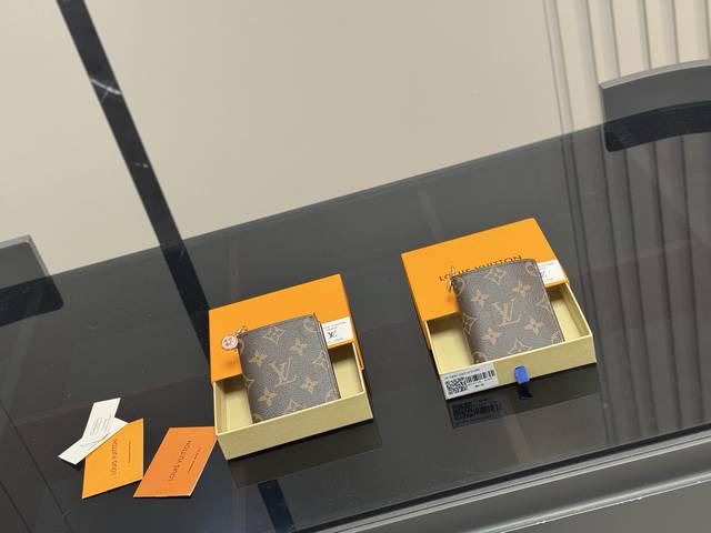 配盒 Size：10*9Cm Lv小钱包 钱包界的网红鼻祖， 经典超级经典， 可爱！携带方便！ 颜值一直在线的小钱包 一个带拉链的零钱位，