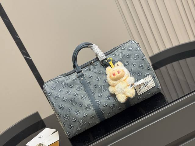 挂件 50 超酷中Lv Keepall旅行袋 Lvkeepall 出差旅行最常用的一只包 这是超酷的一只包 可以做健身包，也可做旅行袋 容量超级感人非常的实用