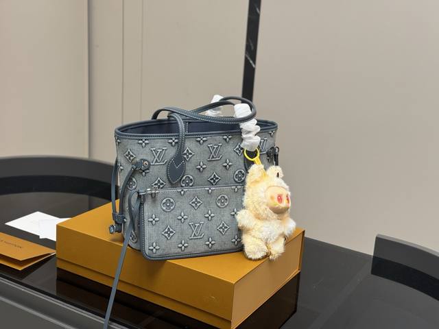 挂件 50 配折叠盒飞机盒 Size： 28.21Cm Lv Neverfull 中号购物袋！ 骨灰级产物！ 经典到无可复制！ 有质感！有味道！