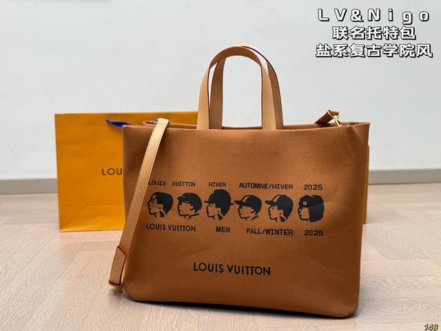 Lv Nigo联名托特包 非常稀少的盐系复古学院风 上身超级飒 不仅仙女可以背 男孩子背又是另一种感觉 尺寸：40 31