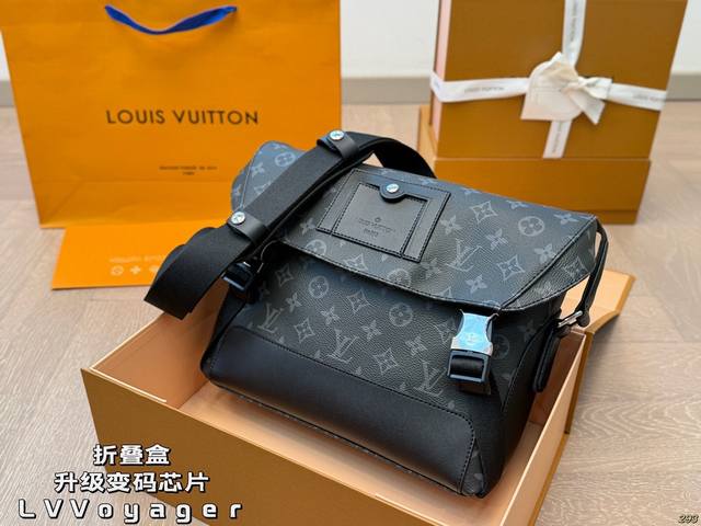 折叠盒升级变码芯片 Lv路易威登Voyager男士邮差包 黑花邮差包，上身效果真的超帅！ 别致的锁扣，很有设计感 百搭能装，出差通勤用 尺寸27 23