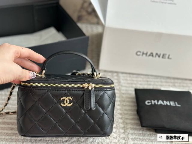 羊皮 香奈儿经典手柄盒子包 百看不腻之“手柄盒子包”实物超可爱 内里配备镜子0也叫“化妆包” 羊皮实用性高搭配浅金色五金,手柄处还有小Logo超精致+颜值非常抗 羊皮 香奈儿经典手柄盒子包 百看不腻之“手柄盒子包”实物超可爱 内里配备镜子0也叫“化妆包” 羊皮实用性高搭配浅金色五金,手柄处还有小Logo超精致+颜值非常抗