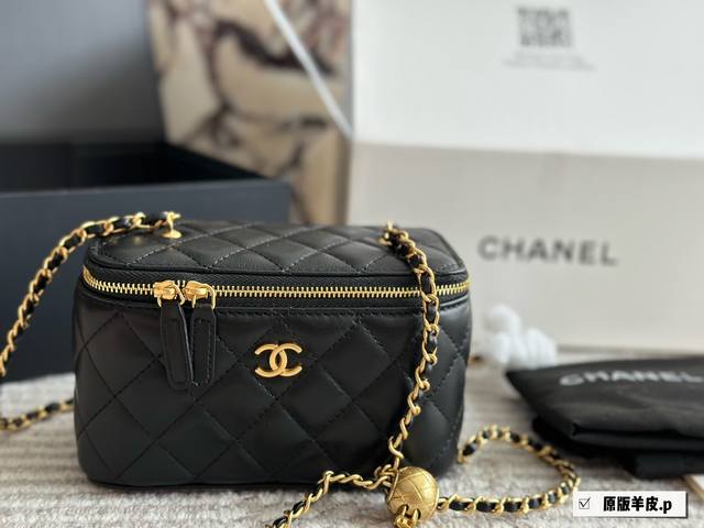 羊皮 香奈儿经典手柄盒子包 百看不腻之“手柄盒子包”实物超可爱 内里配备镜子0也叫“化妆包” 羊皮实用性高搭配浅金色五金，手柄处还有小Logo超精致+颜值非常抗