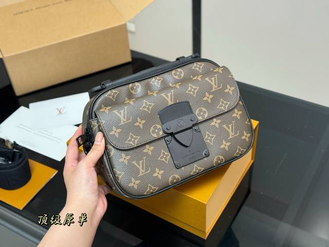 配折叠盒飞机盒 Size：25.18Cm Lv Slock 新品男士邮差包！
