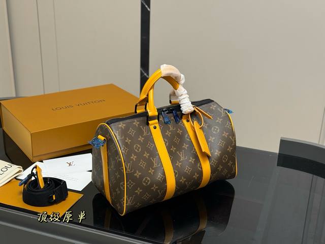 牛皮 配双盒 尺寸：35*22Cm Lv Keepall 新品枕头包 原版配牛皮 简直长在我的心头。 男女同款！！！！ 男盆友的新包