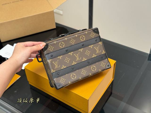 折叠盒飞机盒 客人定的男士 高品质 超实用，配色又好着 低调 一包多种背法， 既可以斜挎 头层牛皮 22.15Cm