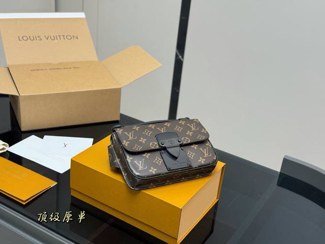 配折叠盒飞机盒 Lv 腰包 可用作胸包 亦可单肩背挎或斜挎, 棉质帆布内衬 原单五金+原版皮料! 尺寸:22.15Cm 配折叠盒飞机盒 Lv 腰包 可用作胸包 亦可单肩背挎或斜挎, 棉质帆布内衬 原单五金+原版皮料! 尺寸:22.15Cm