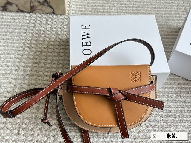 配盒 Size：上宽21*高14Cm 超爱Loewe Gate Mini！ 别看他手掌那么大 容量却是非常的友好！ 新品！胸包！斜挎！ 牛皮皮质的手感超好 皮质