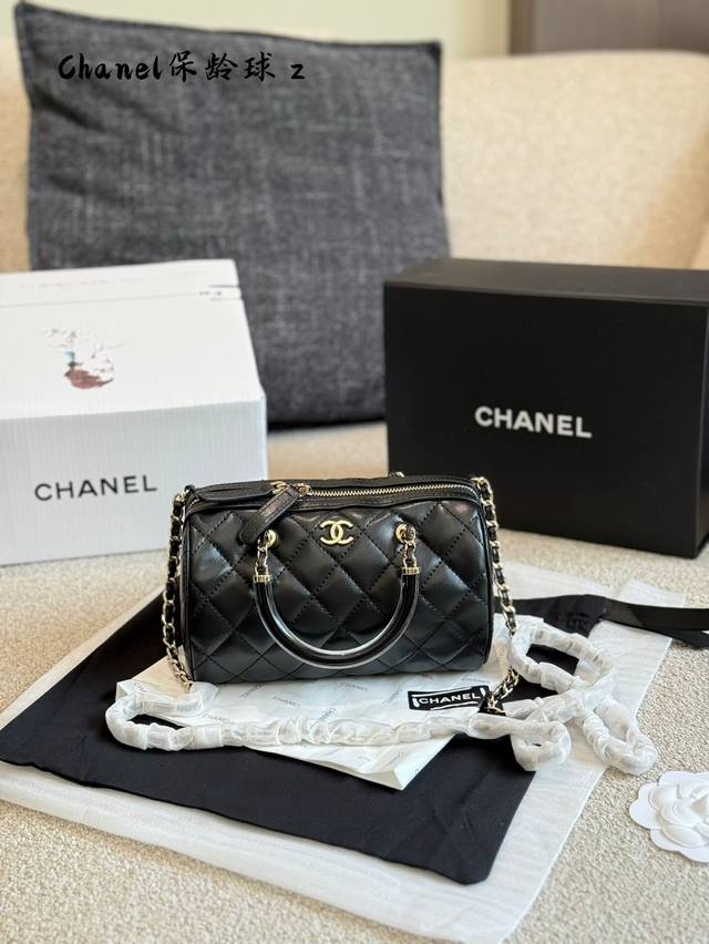 Chanel 25C早春波士顿Mini保龄球 Get到波士顿的颜值了随便-拎都超出片~ 圆鼓鼓的包型超可爱 容量空间妥妥的白手柄的材质很特别~ 皮质很好打理不怕
