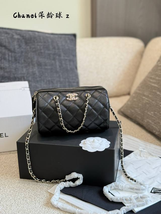 鱼子酱牛皮 日常推荐 Chanel 25P保龄球包当16000日常推荐 Chanel25P爱心钻扣保龄球包 包包是黑金配色，- -包多用，可以单肩手提，也可以斜