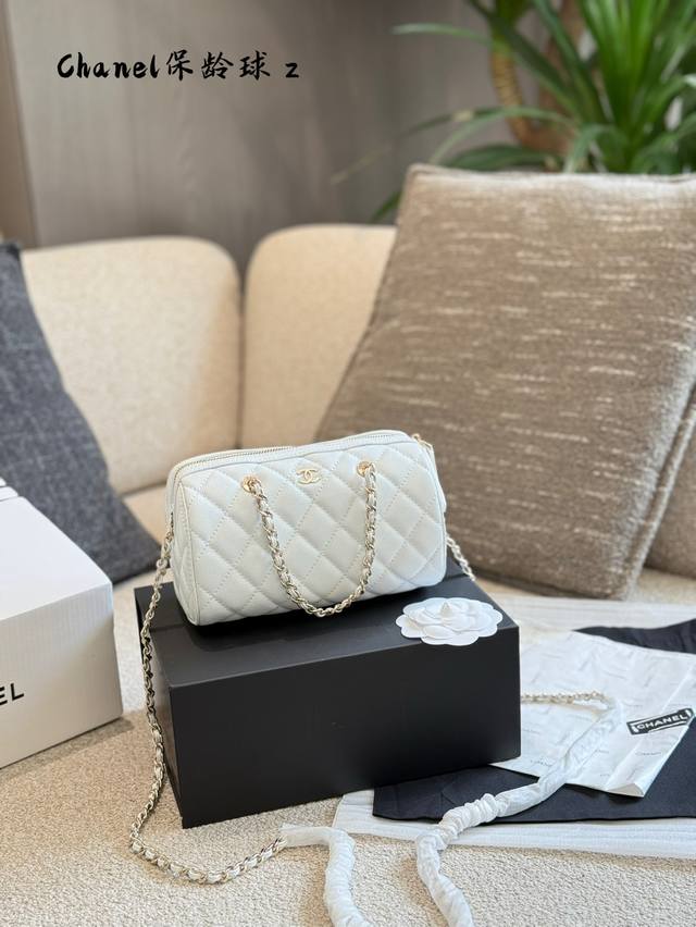 干货 Chanel中球Mini保龄球白色中球Mini保龄球白色 经典的轮回即是时尚的 王炸 这次搭配了可拆卸的链条W 手提，斜挎，单肩通通可满足广 小巧的Siz