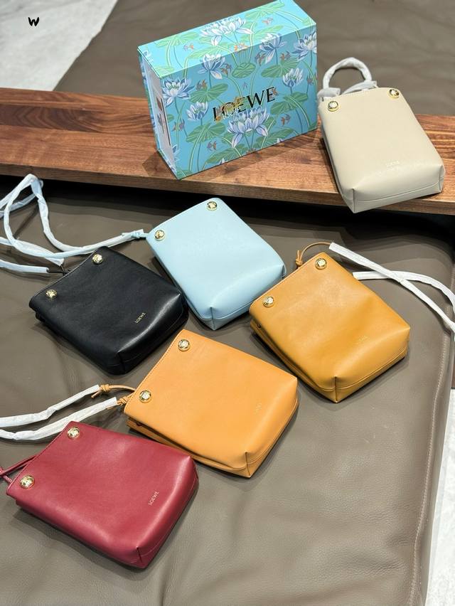 Loewe25新款包 简洁利落的设计我好爱 整只包采用的是柔软小牛皮 耐磨性很好关键自重超轻 肩带可以调节长短，单肩斜挎都可以容量也很不错，女生随身带的物品都能