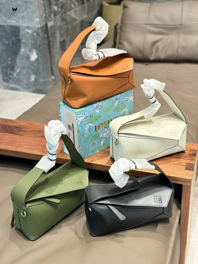 Loewe~经典款黑色复古风也来啦 Puzzle Hobo是-款柔软且精致的短款纳帕牛皮革单肩 包，灵感来自Puzzle 包的长方体形状和独特的几何线条染短肩带