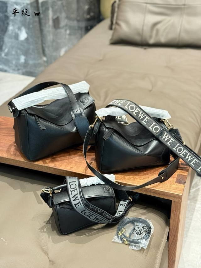 平纹大号 中号 小号 Loewepuzzle 高级感日系初秋通勤穿搭罗意威经典配色设计搭配几何设计 复古又时尚，容量通勤没问题 不知道背什么;背Puzzle总没