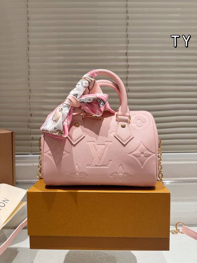 牛皮版本 Lv Speedy 枕头包 版型 内里和专柜毫无差别 真正原版复刻 内里可拆卸 火遍全球的爆款机场大包 机车女神包 明星同款 贵气而充满活力的品牌设计