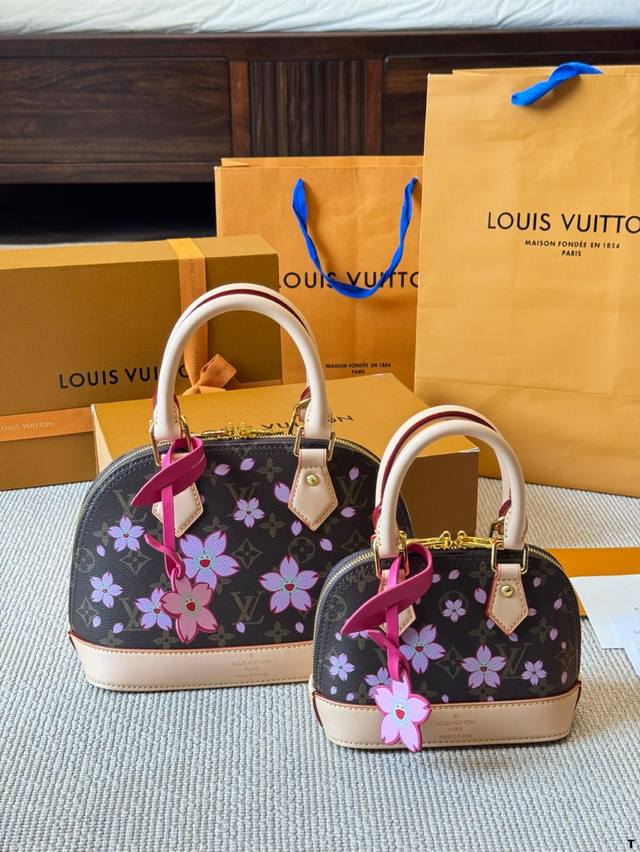 P190 Lv X 村上隆樱花系列 Alma Bb棋盘格贝壳包 原版高品质 包包这款Retiro 手袋以标志性的老花面料制成 经典永恒。优雅低调的外形设计和宽敞