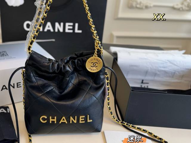 迷你 折叠盒飞机盒 Size：17×20 Chanel香奈儿新款22Bag垃圾袋 皮质的手感真的超赞 肩带搭配小心机小金币设计 随性、气质、慵懒又个性， 上身百