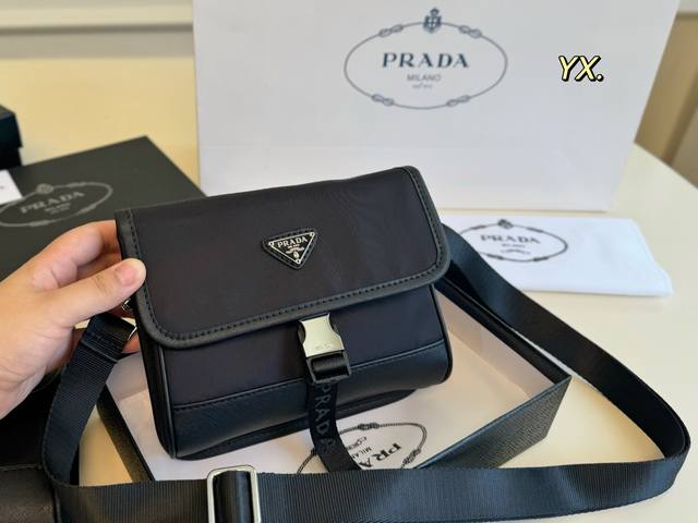 配盒 Size：19×16横版 Prada 普拉达手机 差包 充满现代感的混搭设计， 皮革拼接更显高级，男女生皆 超级实用，真的超级有氛围感！ 低调中又带有酷酷