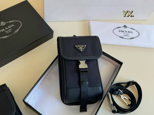配盒 Size：11×20小小立 Prada 普拉达手机 差包 充满现代感的混搭设计， 皮革拼接更显高级，男女生皆 超级实用，真的超级有氛围感！ 低调中又带有酷