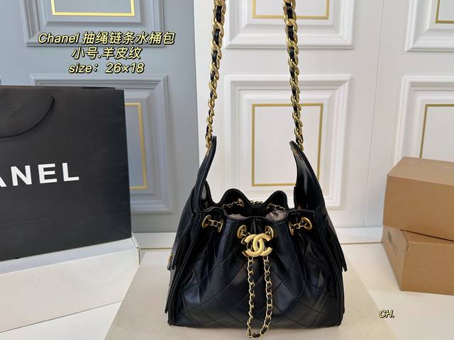 小号 羊皮纹 配盒 Size:26×18小号 Chanel香奈儿25C Hobo抽绳链条水桶包 又酷又飒的水桶造型，颜值简直逆天啊 开口可调节的抽绳设计很实用～