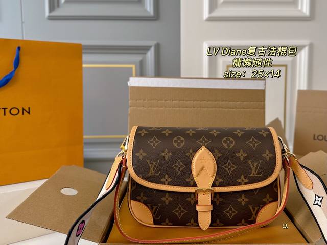 折叠盒飞机盒 Size：25×14 Lv路易威登Diane复古法棍包 搭配两条肩带，腋下斜挎、 皮带扣设计复古经典，超级实用～ 简约的包型，可盐可甜，慵懒又随意