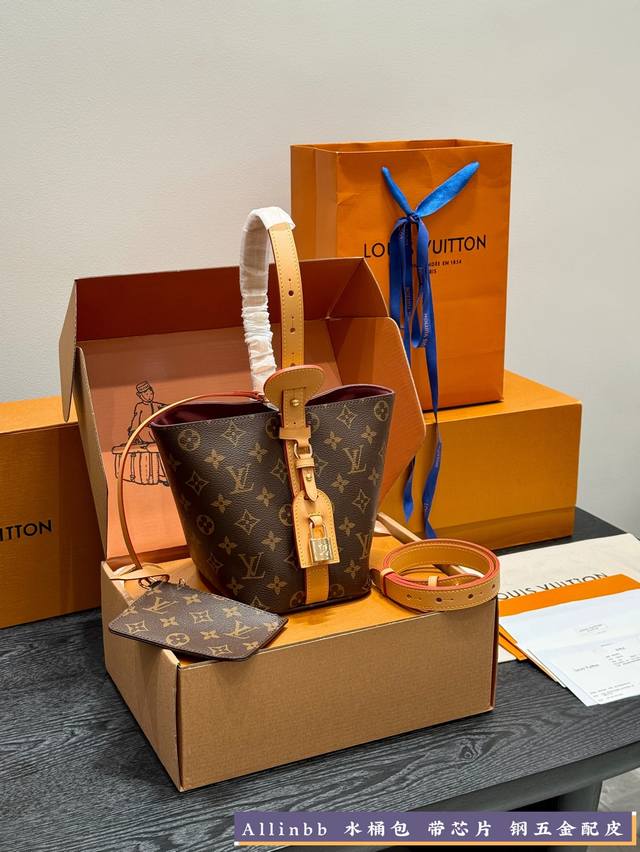 全套礼盒包装 钢五金！动态芯片！配皮！ Size：17*18Cm Lv 村上隆联名款老花 25最值得入的老花Allinbb 水桶包 一包多背而且风格也很不一样