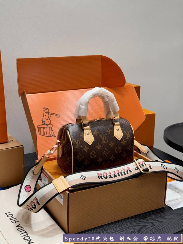 全套礼盒包装 钢五金!动态芯片!配皮! Lv 老花变色皮Speedy20 枕头包 在满足日常需求上搭配了精致小巧可自行多种穿戴方式的配饰, 加上可拆卸重工刺绣宽 全套礼盒包装 钢五金!动态芯片!配皮! Lv 老花变色皮Speedy20 枕头包 在满足日常需求上搭配了精致小巧可自行多种穿戴方式的配饰, 加上可拆卸重工刺绣宽