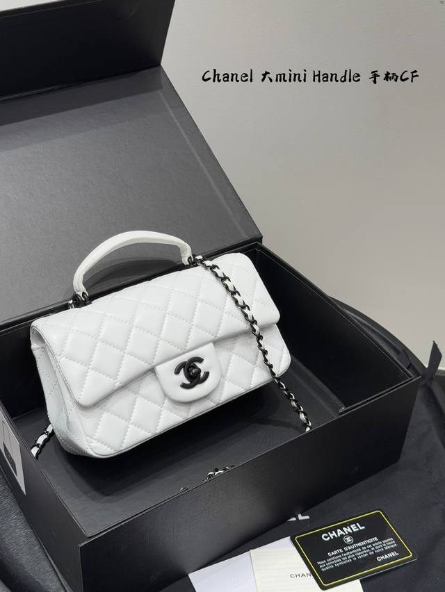 礼盒包装 香奈儿Chanel大Mini Cf Handle 黑武士！ 带手柄的Cf比常规款Cf更多了一些优雅 搭配裙装 法式风情扑面而来 耐磨的大球纹和手柄设计