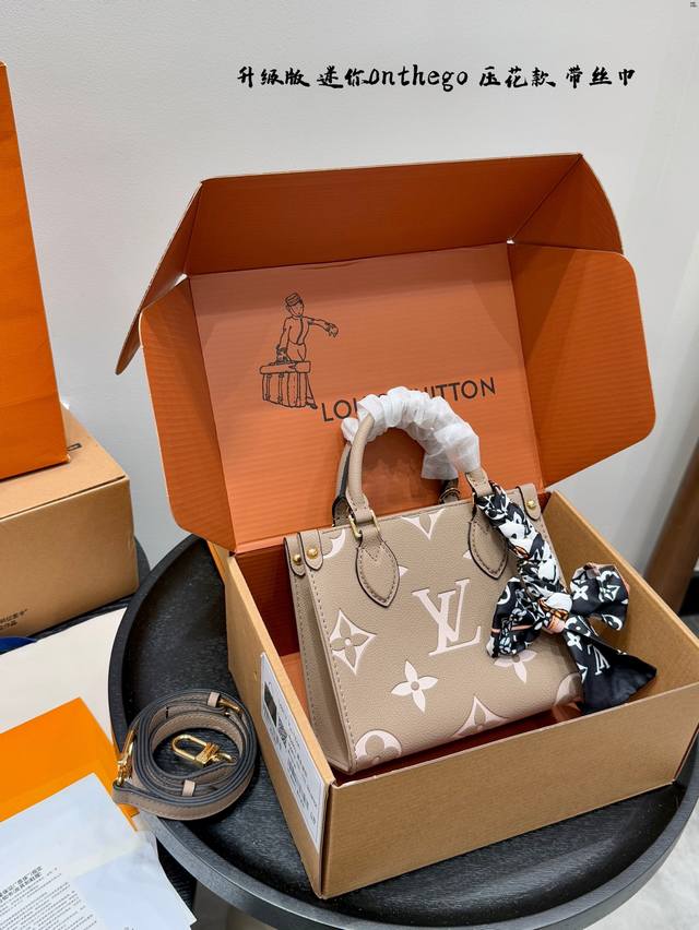 全套礼盒 升级版！钢五金 带丝巾 Size：迷你18*15Cm Mini压花丛林托特质量超好 懂货来 整个包都是牛皮品质 真的是太高级啦！ 冰淇淋色大象灰 这个