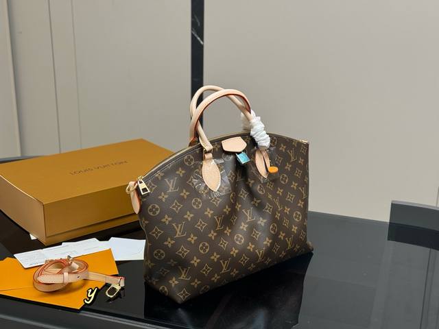 折叠盒飞机盒 Lv Turenne手袋 饺子包 头层牛皮 Size：34.27Cm L家 Turenne手袋， 俗称Lv饺子包， 最最最经典的包型！ 这个包耐用